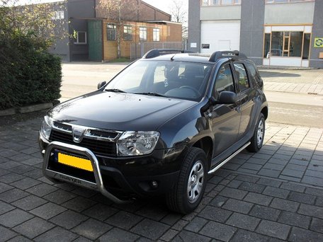 Dacia Duster Sidebars buis 60 mm gebogen naar dorpel